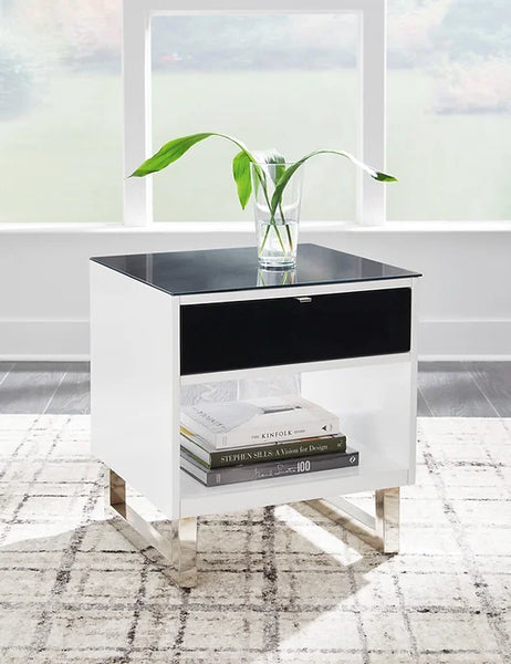 ASHLEY T756-3 GARDONI END TABLE