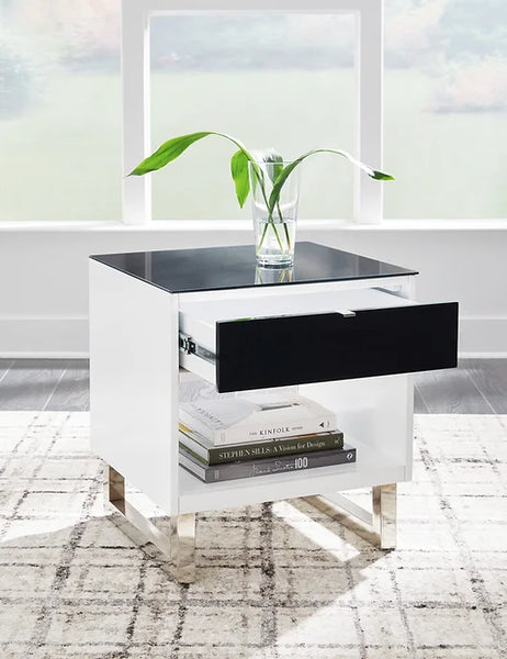 ASHLEY T756-3 GARDONI END TABLE